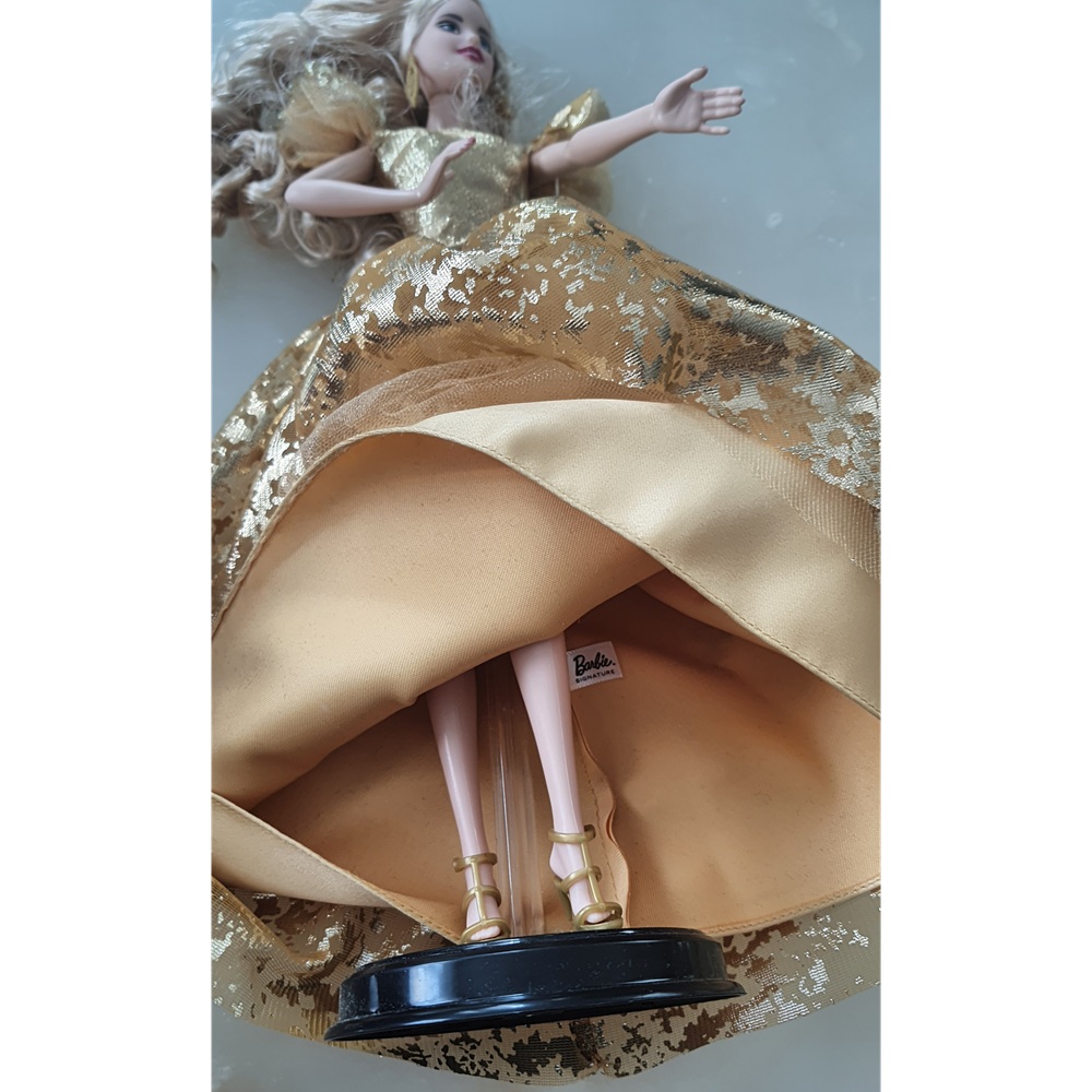 Barbie Signature 2020 Mutlu Yıllar Bebeği GHT54 - İkinci El - Görsel 3