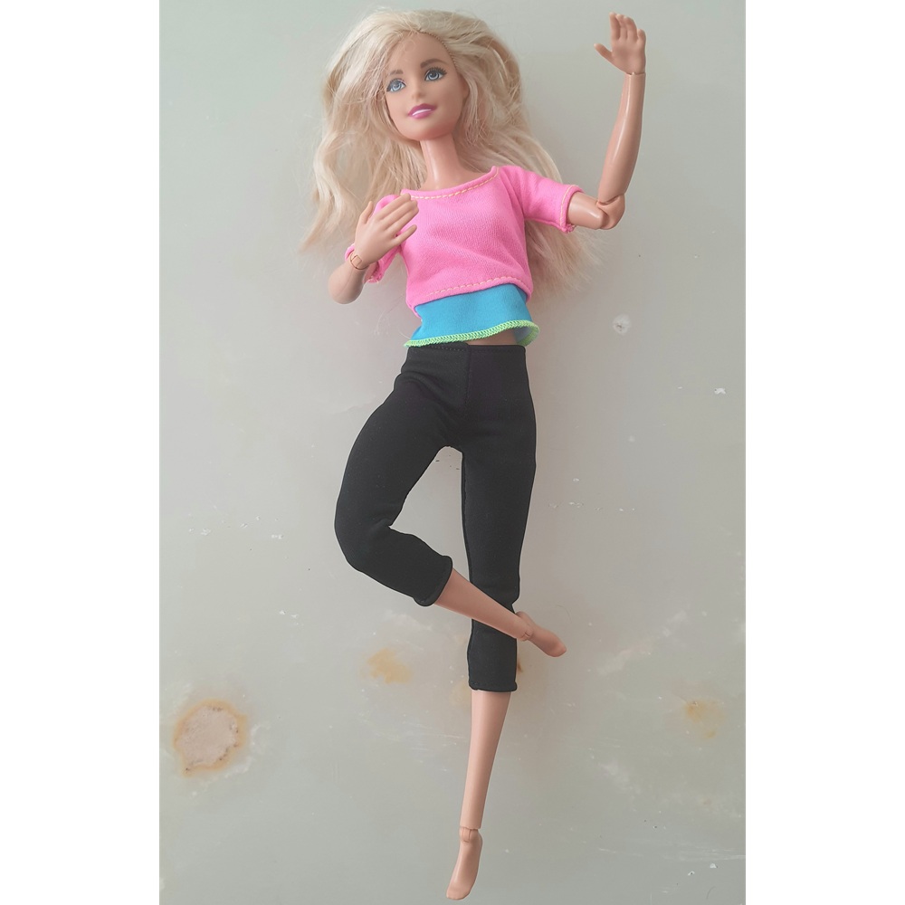 Barbie Sonsuz Hareket Bebeği Sarışın Pembe Tişörtlü DHL82 - İkinci El - Görsel 2