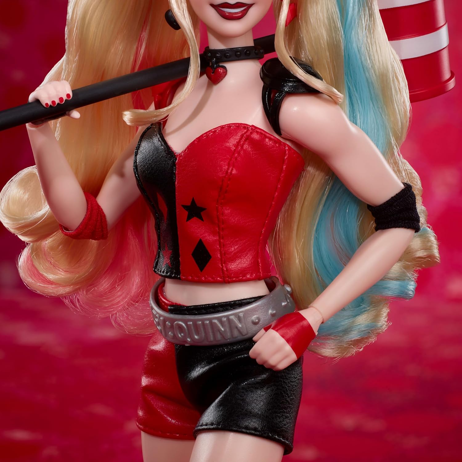 Barbie Signature Batman 85th Harley Quinn Bebeği Gold Label - HRM84 - Görsel 4