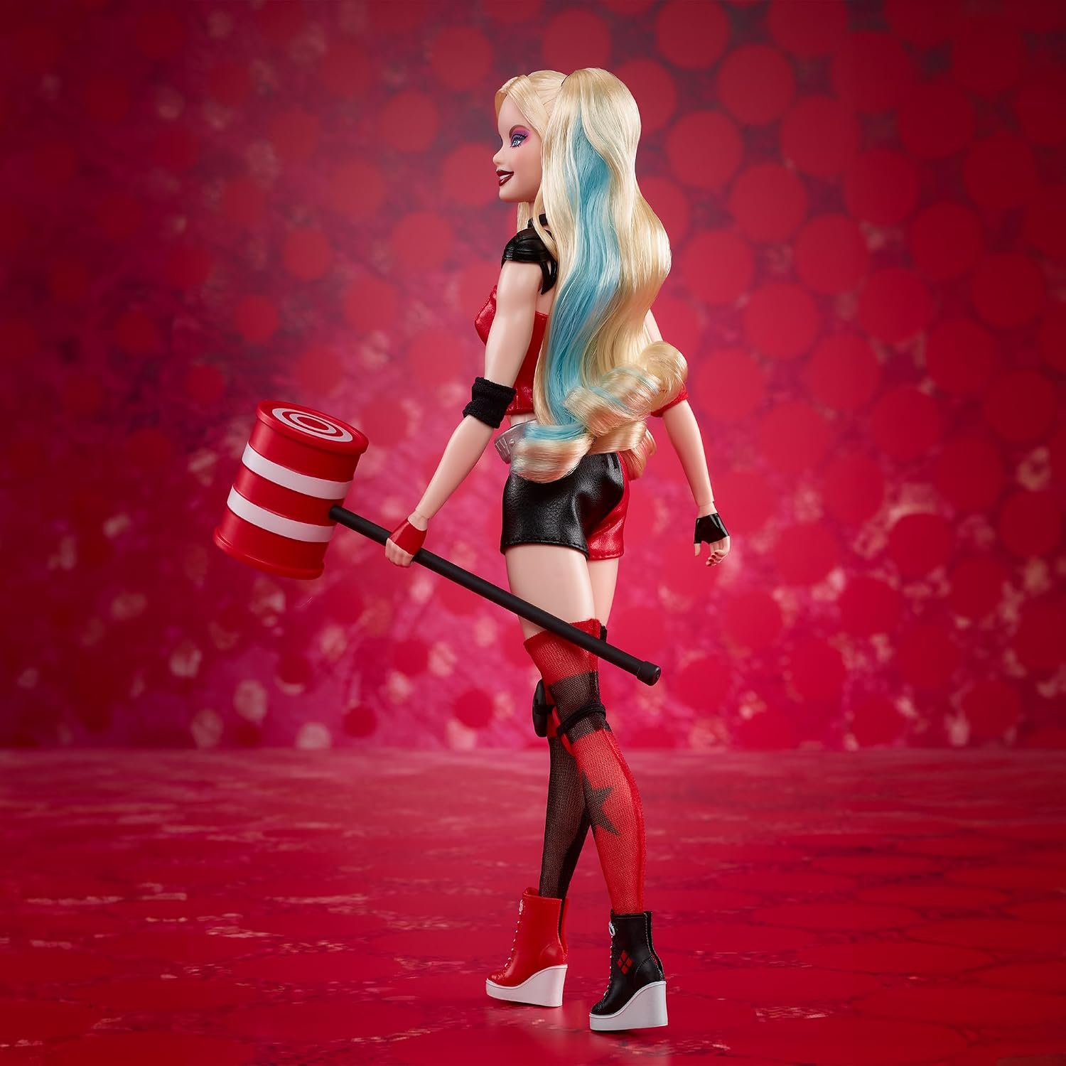 Barbie Signature Batman 85th Harley Quinn Bebeği Gold Label - HRM84 - Görsel 5